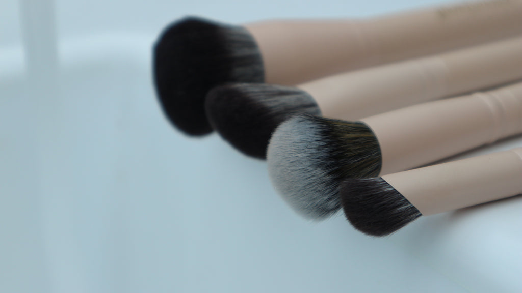 Curved Concealer Brush